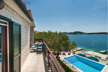 Croatian seafront Villa rent (1) Croatian seafront Villa rent (1)
