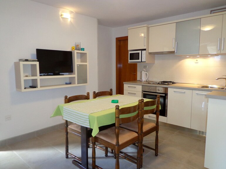 7 Tips to Slash Holiday Accommodation Costs
